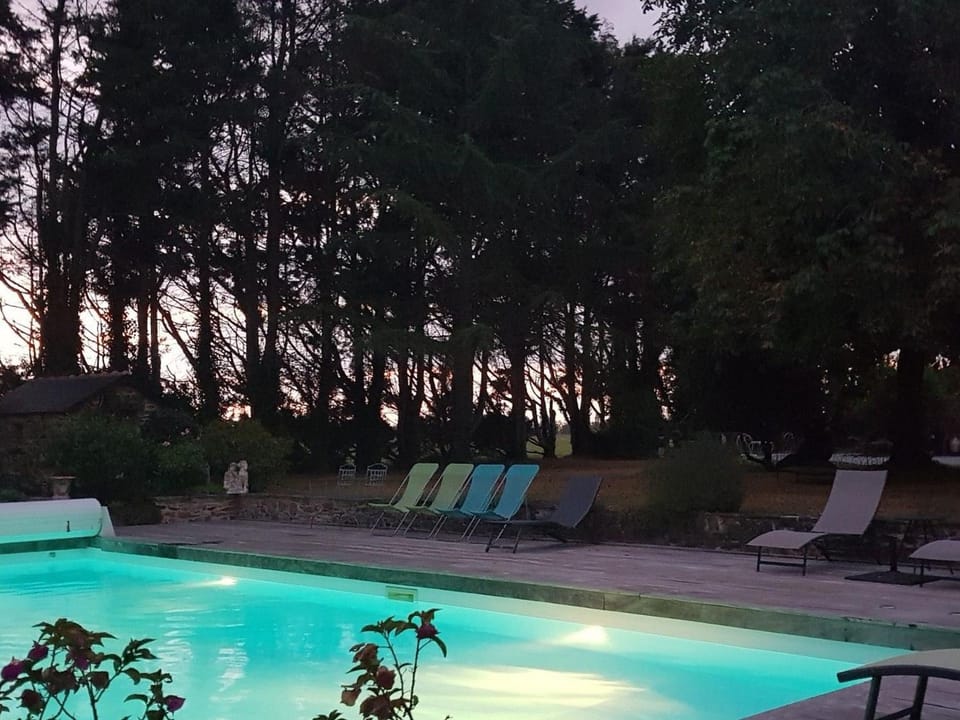 Havre de paix avec piscine chauffée, jardin arboré et activités pour tous - FR-1-306-1142 House in Pays de la Loire