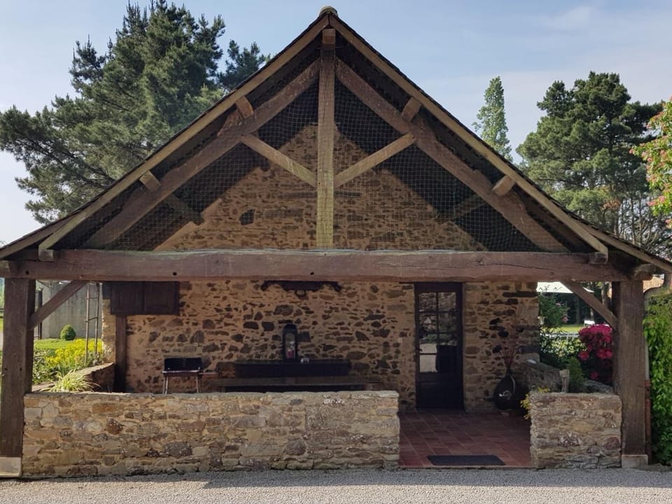 Havre de paix avec piscine chauffée, jardin arboré et activités pour tous - FR-1-306-1142 House in Pays de la Loire