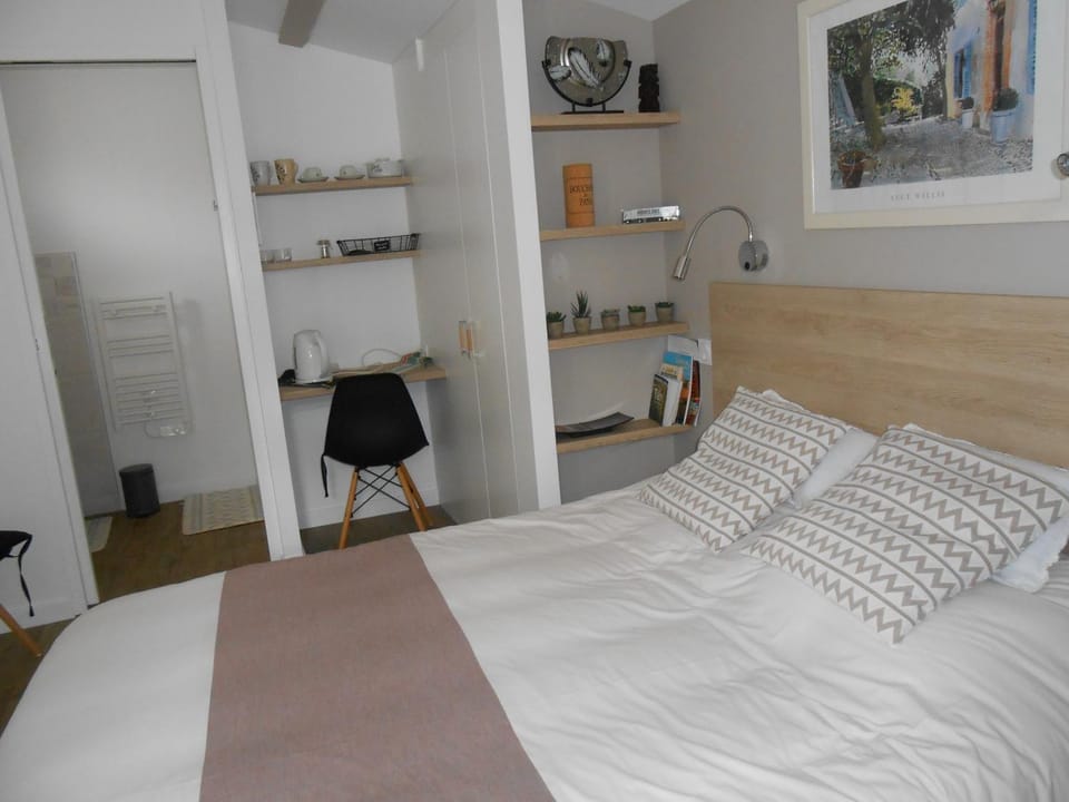 Bed, Bathroom, Photo of the whole room, Bedroom, hair dresser, locker, wardrobe