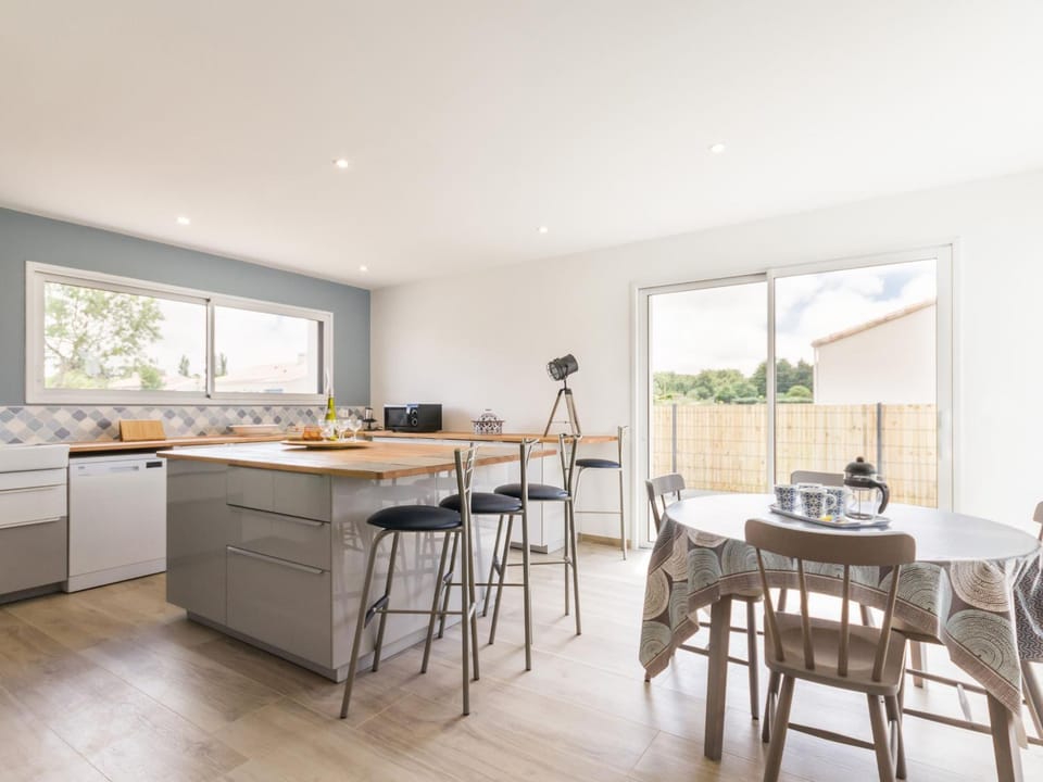 Gîte moderne avec confort, près de la mer, jardin clos, garage, WiFi, et équipements bébé - FR-1-306-1173 House in Pornic