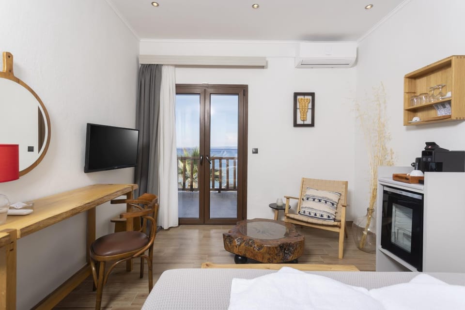Photo of the whole room, minibar