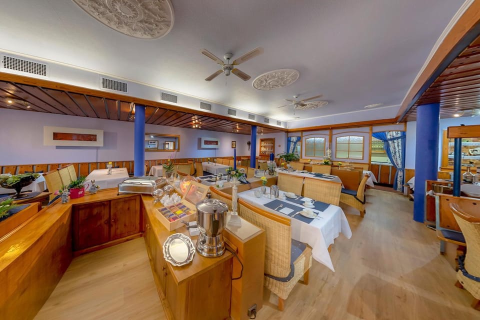 Restaurant/places to eat, Restaurant/places to eat