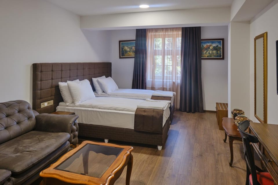 Bed, Day, Living room, Photo of the whole room, Seating area