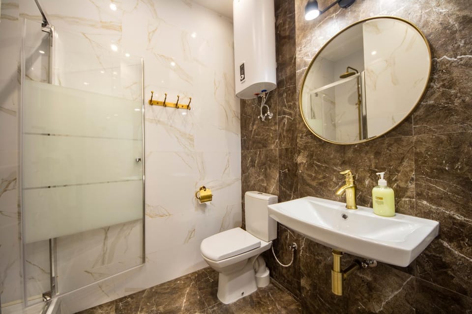 Shower, Toilet