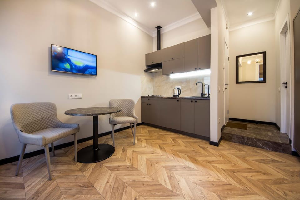 Kitchen or kitchenette, Dining area