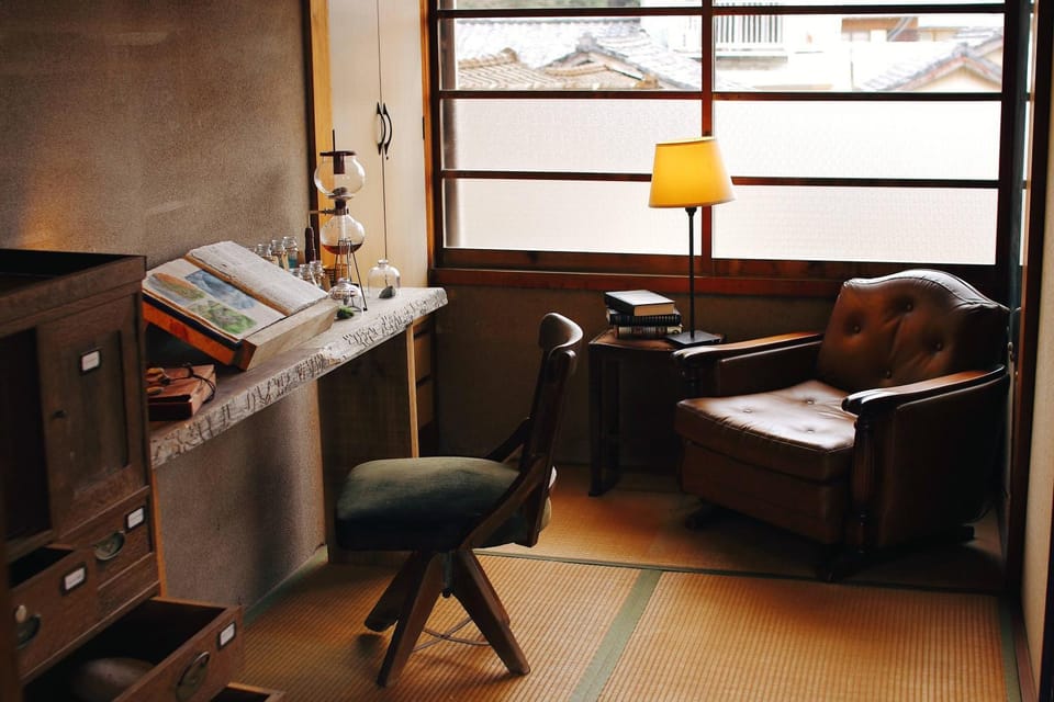 Photo of the whole room, Seating area