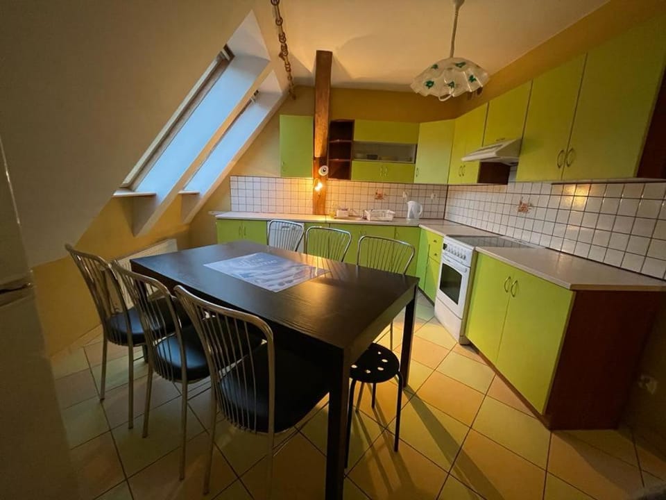 Kitchen or kitchenette, Dining area, stove