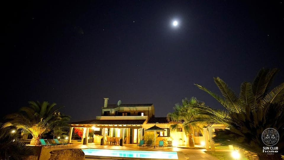 Patio, Communal lounge/ TV room, Facade/entrance, BBQ facilities, Garden, Balcony/Terrace, Lobby or reception, Banquet/Function facilities, Communal kitchen, Pets, Mountain view, Pool view, Swimming pool