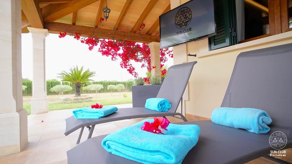 Staff, Communal lounge/ TV room, Facade/entrance, BBQ facilities, Garden, Balcony/Terrace, Lobby or reception, Banquet/Function facilities, Communal kitchen, Pets, Garden view, Mountain view, Pool view, Swimming pool, Family