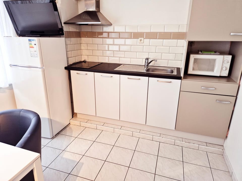 TV and multimedia, Kitchen or kitchenette, microwave, stove