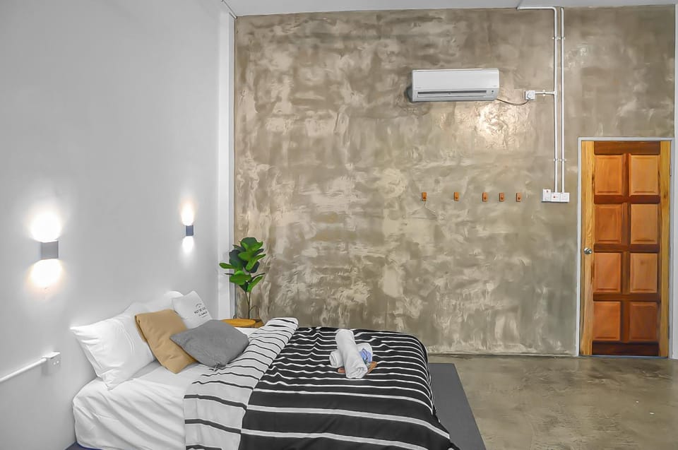 Bed, Photo of the whole room, Bedroom, towels, air conditioner