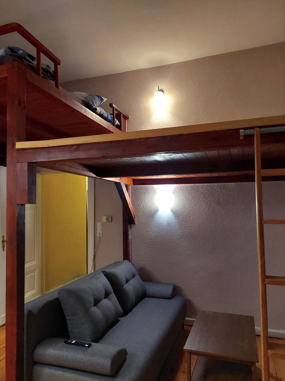 TV and multimedia, Living room, Seating area, bunk bed