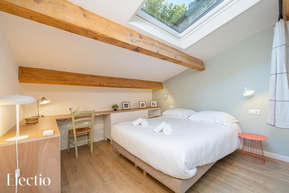 Photo of the whole room, Bedroom