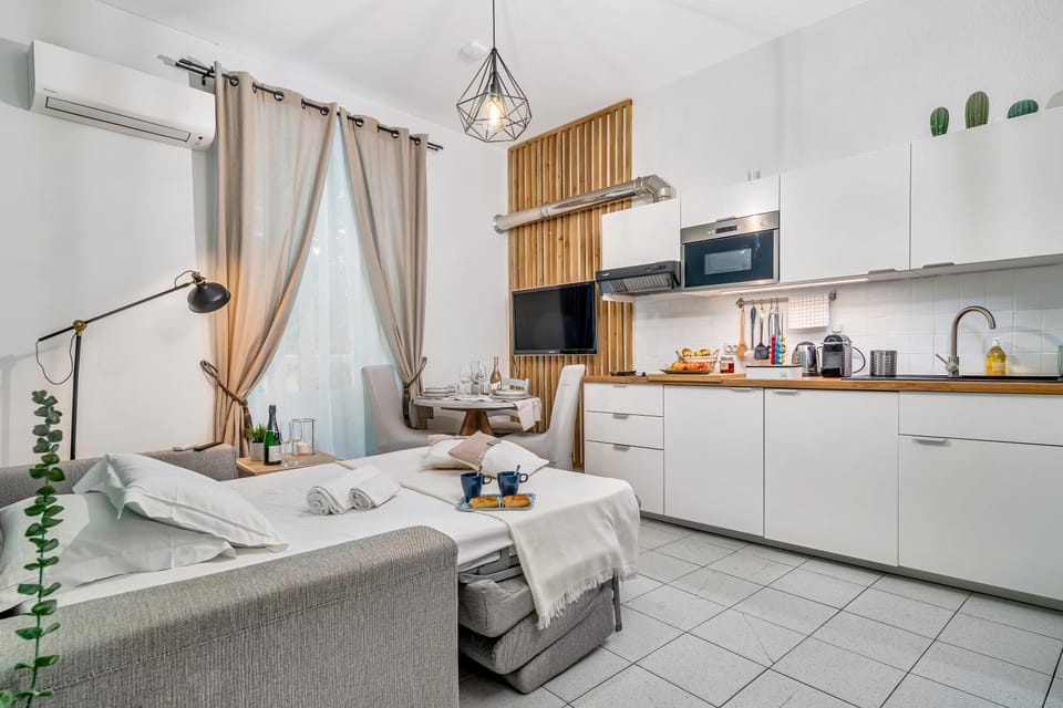 Kitchen or kitchenette, minibar, stove