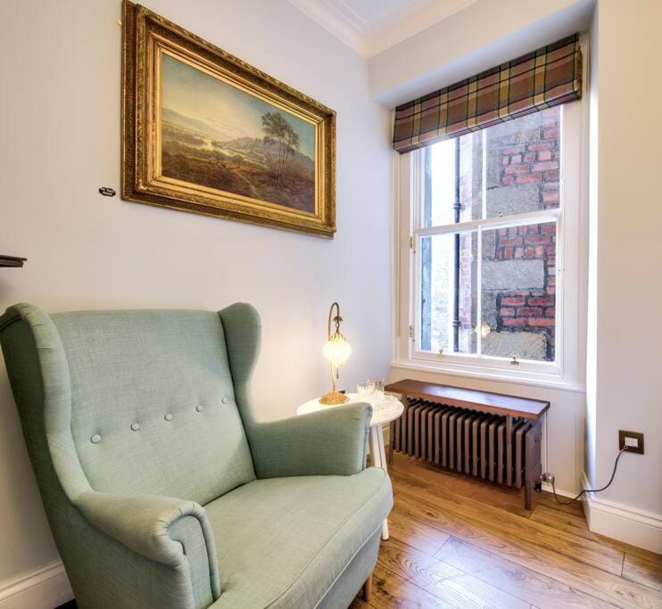 Upper Bow - Luxurious, Modern 1BR Apartment near Castle Apartment in Edinburgh