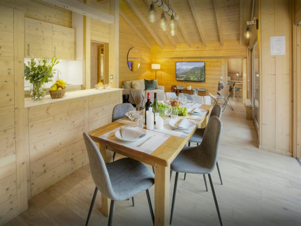 TV and multimedia, Seating area, Dining area