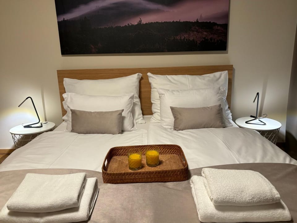 Bed, Bedroom, towels