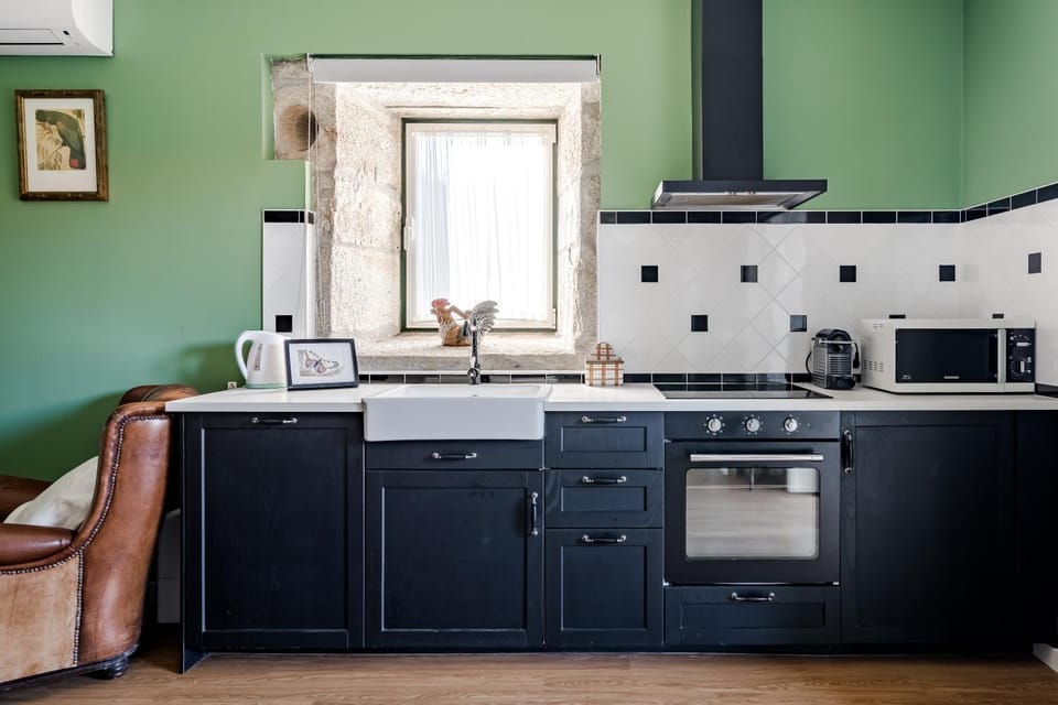 Coffee/tea facilities, Kitchen or kitchenette, dishwasher, stove, toaster