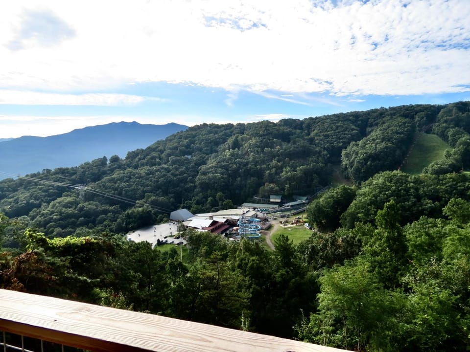 Million Dollar Views! 4 Bedroom, Sleeps 9, close to National Park and 5 mi to Gatlinburg! Chalet in Gatlinburg