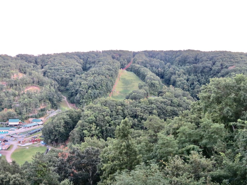 Million Dollar Views! 4 Bedroom, Sleeps 9, close to National Park and 5 mi to Gatlinburg! Chalet in Gatlinburg