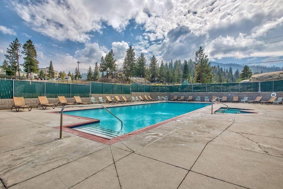 LUXE 4 Blue Diamond Lake Tahoe Lodge House in Kingsbury