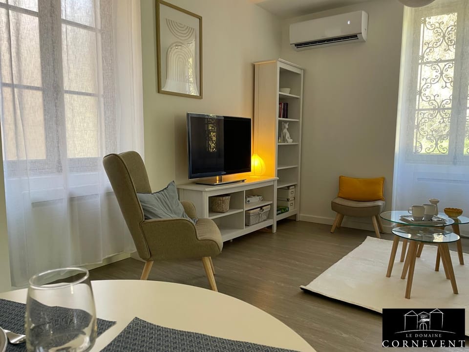 Living room, Seating area, air conditioner