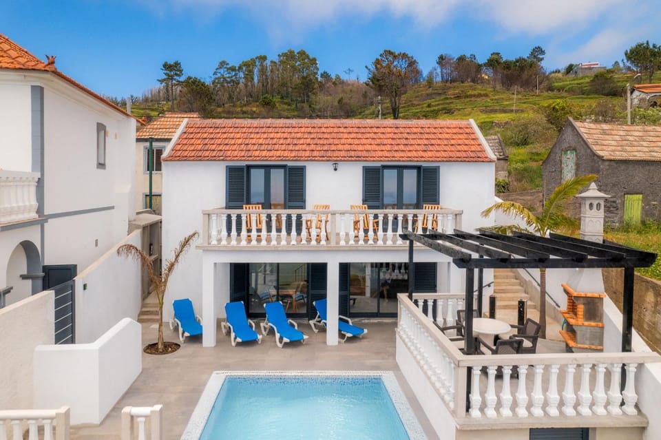 Property building, Day, Natural landscape, Balcony/Terrace, Swimming pool, sunbed