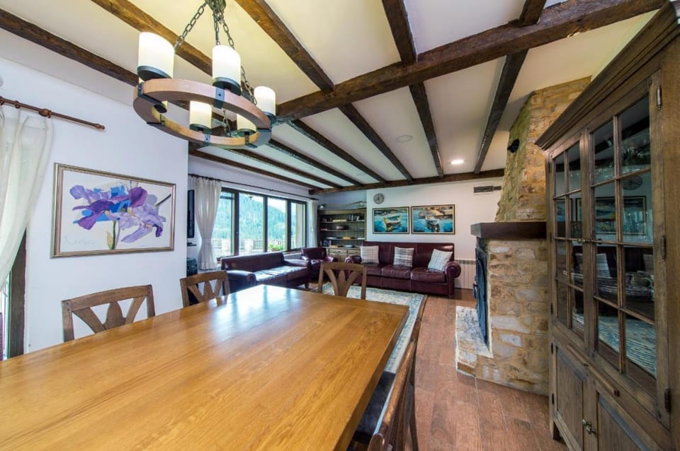 Dining area, fireplace