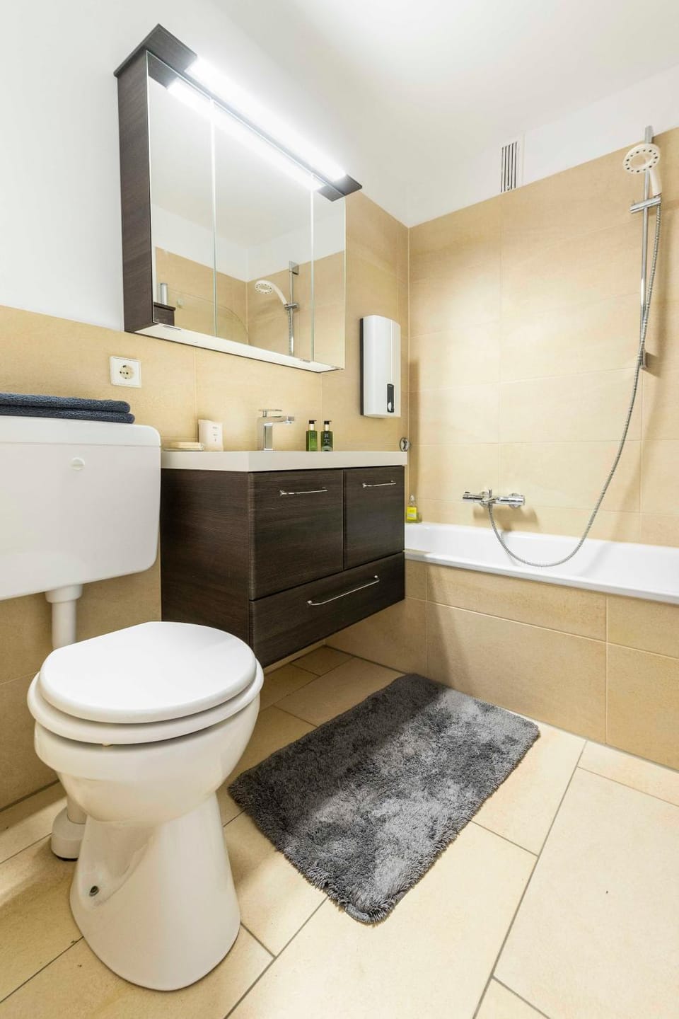 Shower, Toilet, Bathroom, Bath, towels