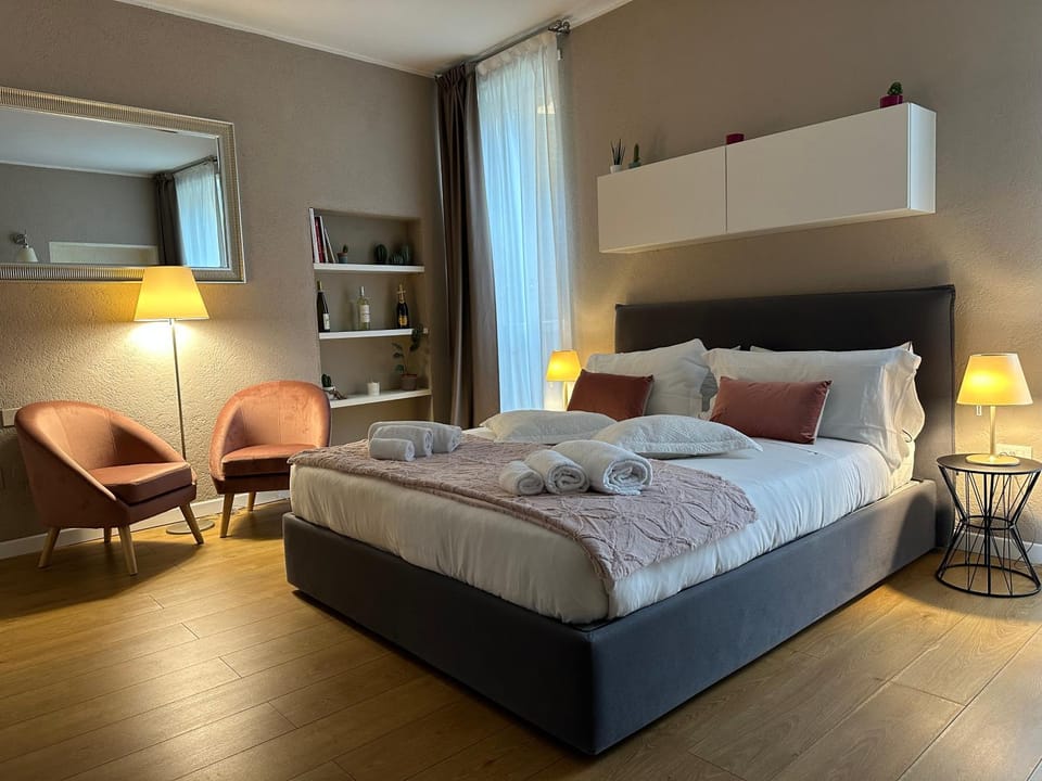 Photo of the whole room, Bedroom, towels