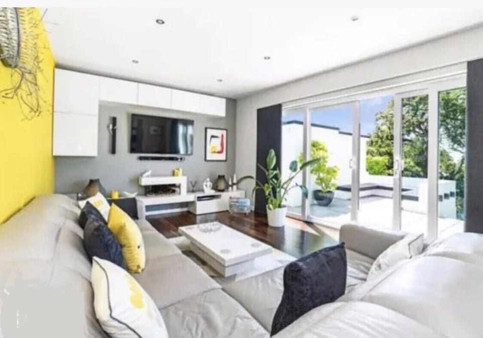Gorse Hill Home XL hot tub House in Poole
