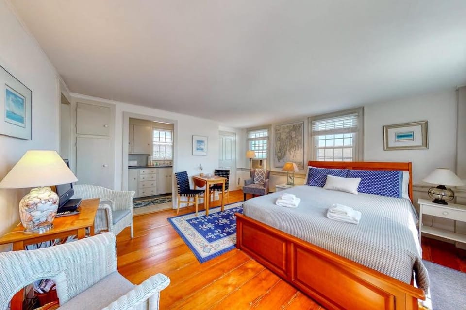 Bed, TV and multimedia, Living room, Seating area, Bedroom