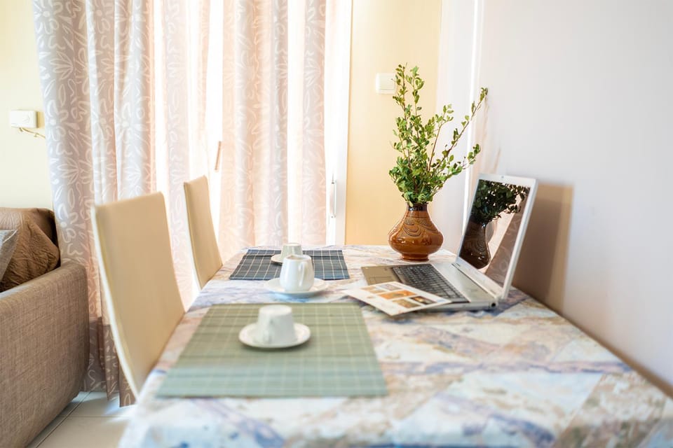 Seating area, Dining area