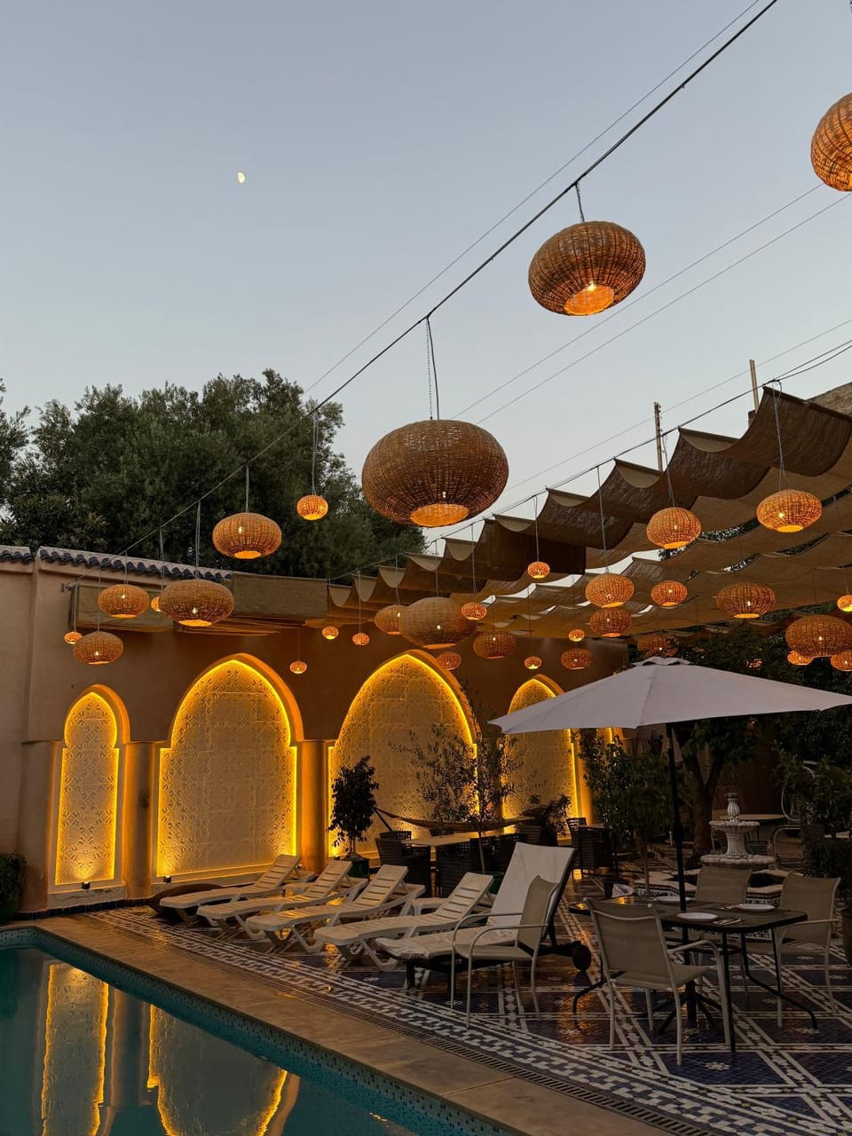 Restaurant/places to eat, Seating area