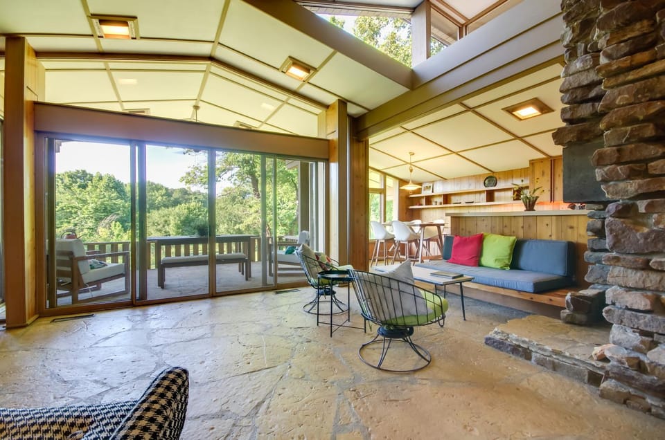 Tranquil Mid-Century Modern Cottage with Forest View House in Cherokee Village