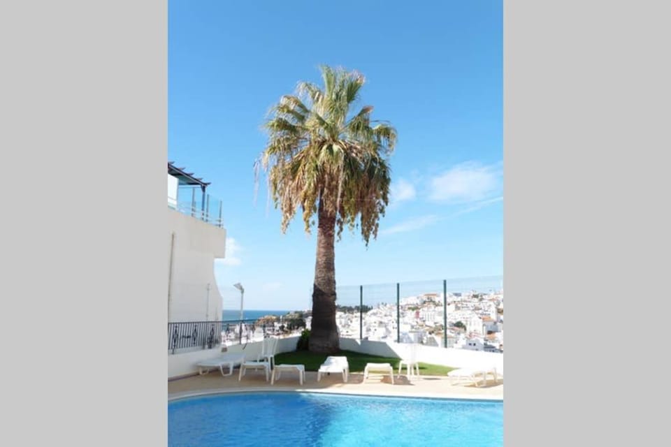 Close to the beach and in front of a stunning swimming pool! Apartment in Albufeira