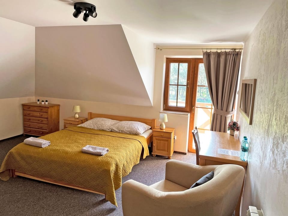 Photo of the whole room, Bedroom