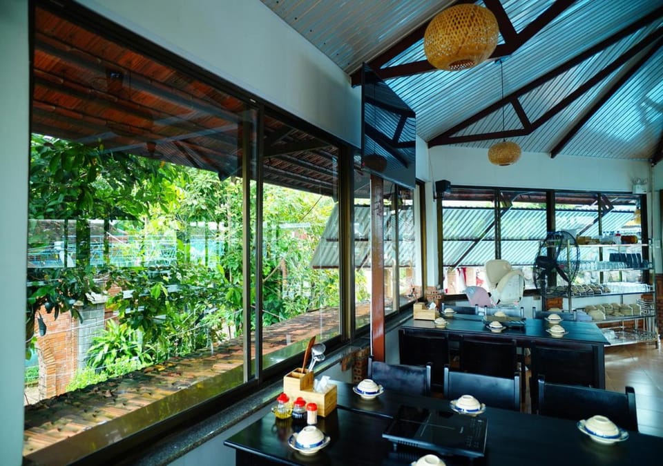 Restaurant/places to eat, Day, Garden, Banquet/Function facilities, Seating area, Garden view