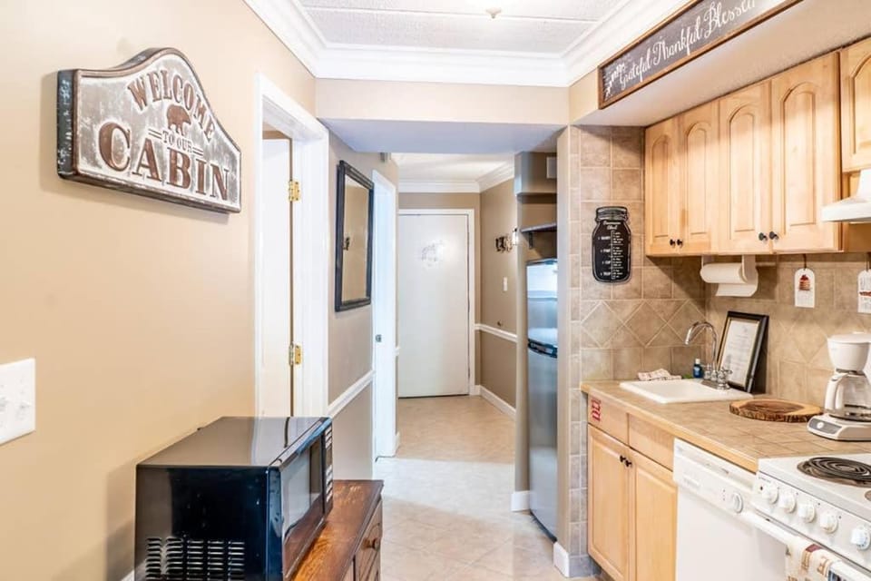 Downtown Gatlinburg Gem 102 - Walk to the Shops & Trails Apartment in Gatlinburg
