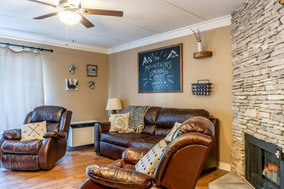 Downtown Gatlinburg Gem 102 - Walk to the Shops & Trails Apartment in Gatlinburg