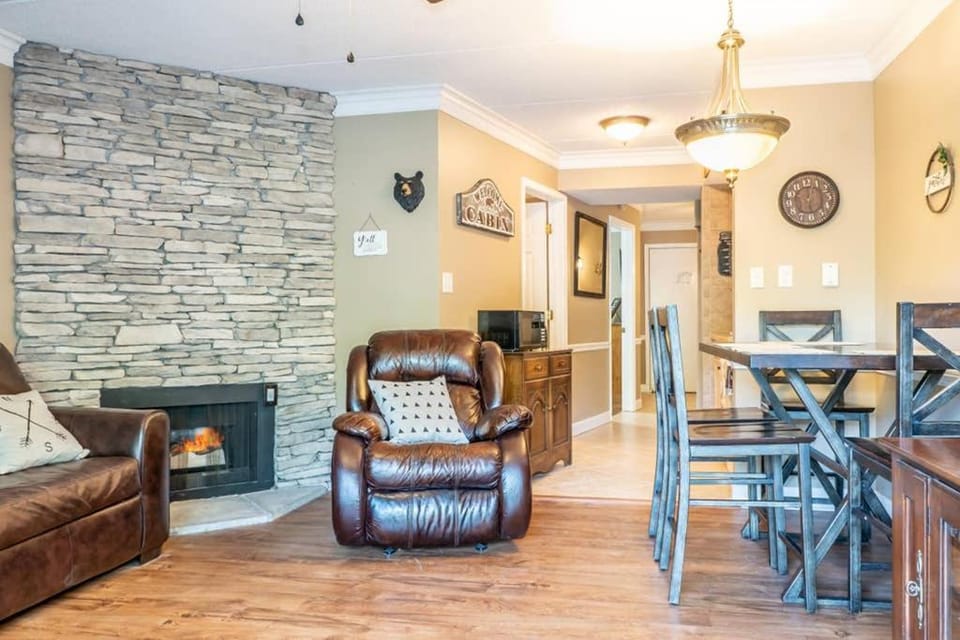 Downtown Gatlinburg Gem 102 - Walk to the Shops & Trails Apartment in Gatlinburg