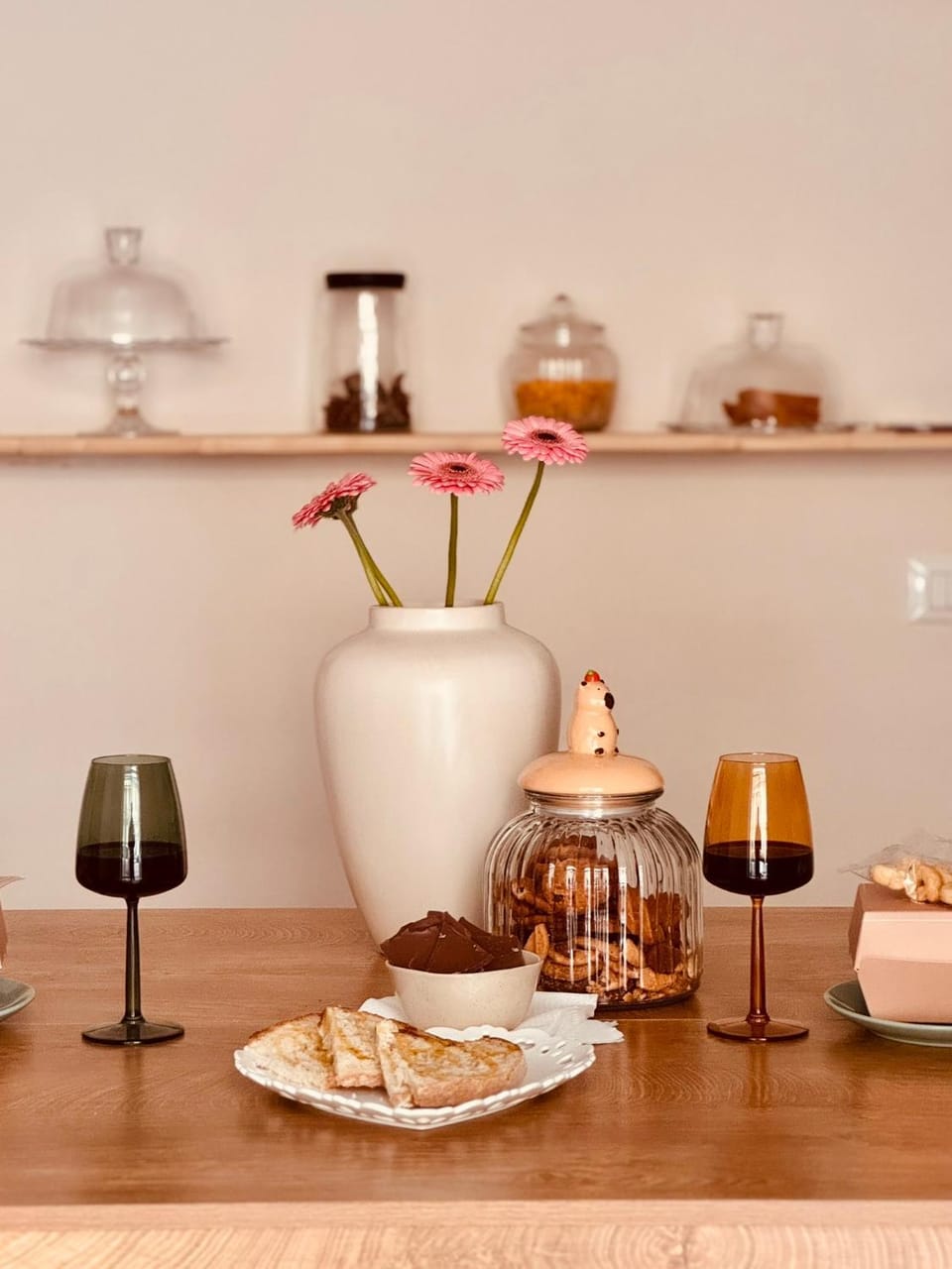 Coffee/tea facilities, Food and drinks, Food