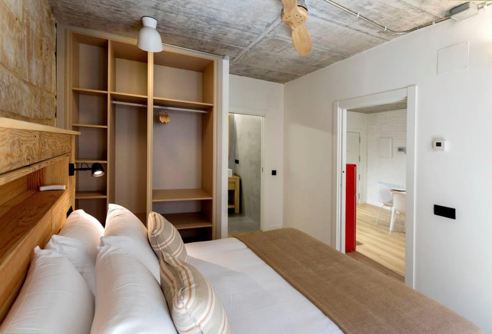 Photo of the whole room, Bedroom