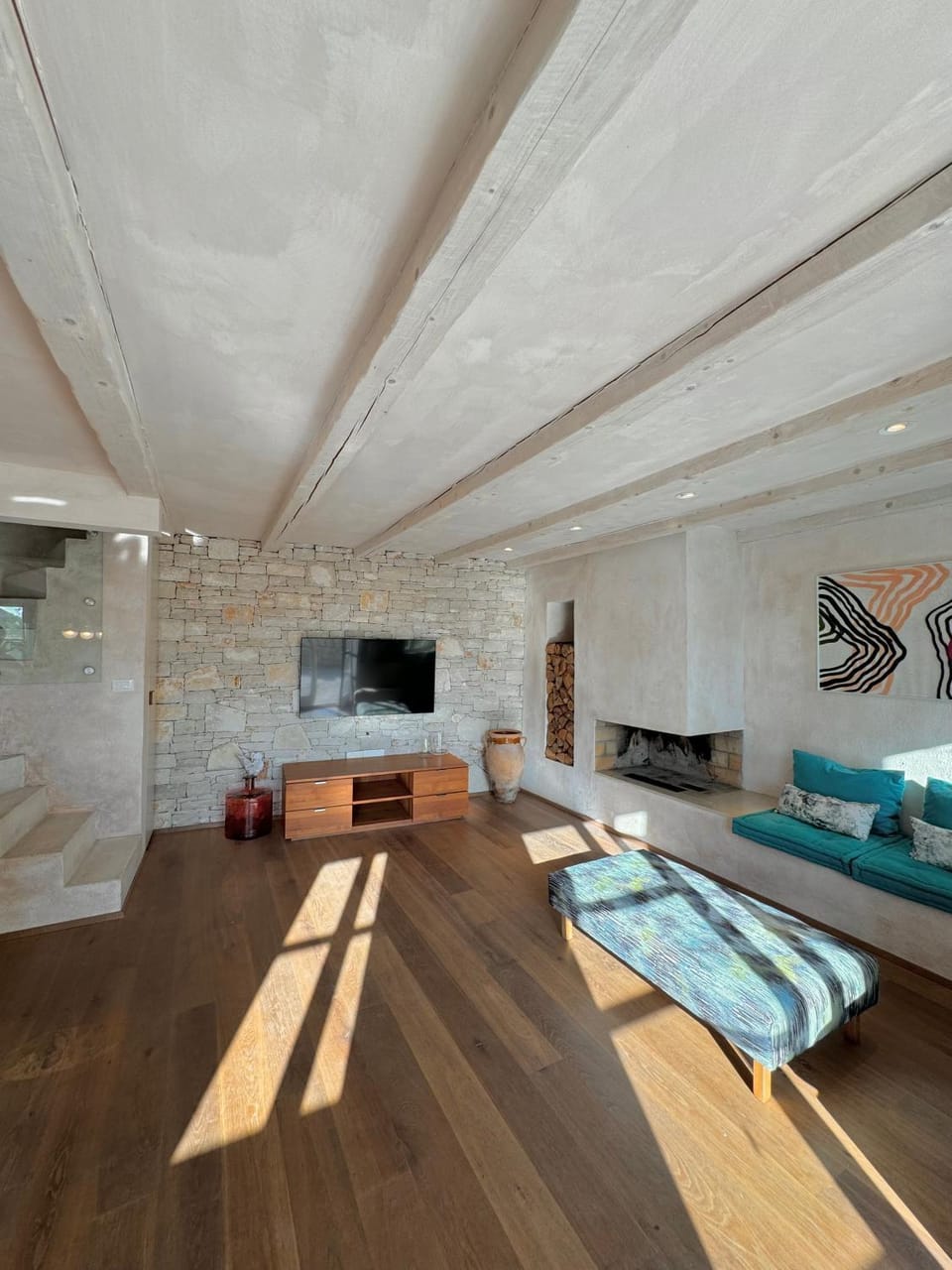 TV and multimedia, Living room, Decorative detail, Seating area, fireplace, heating