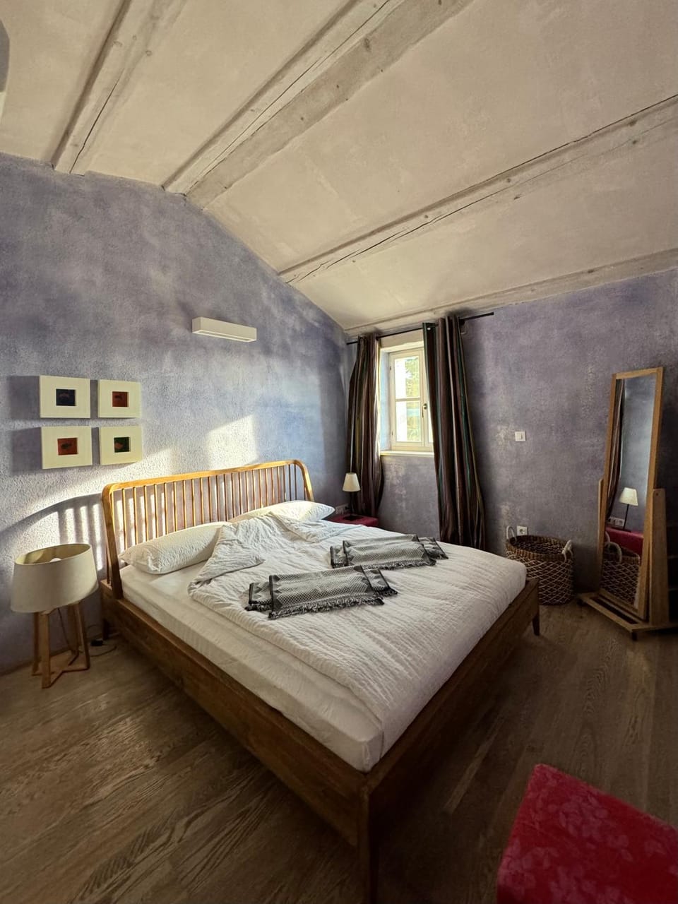 Bed, Photo of the whole room, Decorative detail, Bedroom, internet, towels