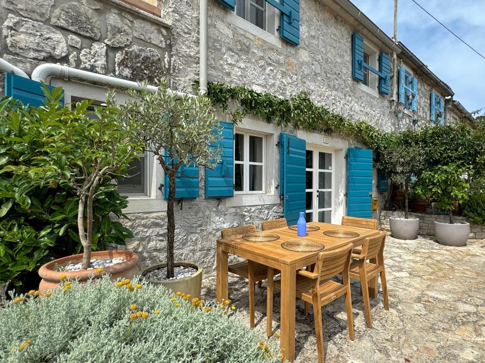 Property building, Patio, Day, Natural landscape, Decorative detail, Dining area, Garden view