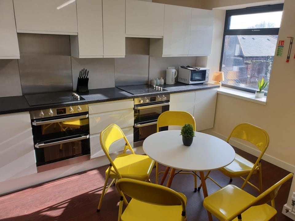 Modern City Home with 5 Ensuites and Private Parking! Perfect for Working teams Apartment in Norwich