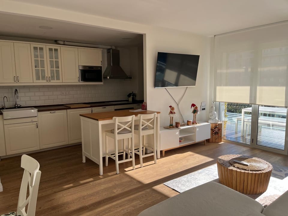 TV and multimedia, Kitchen or kitchenette, Living room, Seating area, Dining area