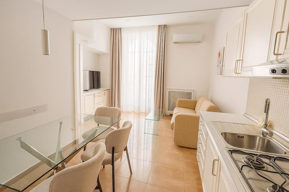 Kitchen or kitchenette, Living room, Seating area