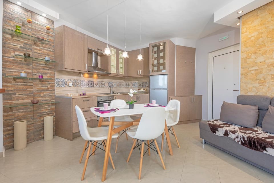 Kitchen or kitchenette, Living room, Seating area, Dining area